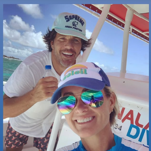 Une cérémonie d'adieu s'est déroulée samedi dernier sur une plage de Saint-Barthélemy pour honorer sa mémoire.

Laeticia Hallyday salue son ami Christian Kloster, plus connu sous le nom de Kelly.