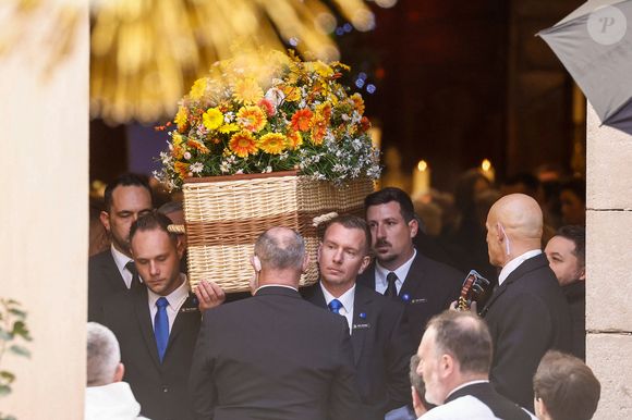 Le cercueil en osier de Brigitte Bardot - Sorties des obsèques de Brigitte Bardot en l'église Paroissiale Notre-Dame-de-l'Assomption de Saint-Tropez, France, le 7 janvier 2026.  Brigitte Bardot, figure emblématique du cinéma français et icône internationale, est décédée le 28 décembre 2025 à l'âge de 91 ans dans sa mythique propriété de La Madrague, à Saint-Tropez (France). Révélée au monde entier par son rôle dans "Et Dieu... créa la femme", elle avait contribué à faire de Saint-Tropez un lieu mondialement connu. L'actrice sera inhumée le 7 janvier 2026 au cimetière marin de Saint-Tropez, aux côtés de son père Louis Bardot (1896-1975) et de sa mère Anne-Marie Mucel (1912-1978). Une cérémonie religieuse se tiendra auparavant dans l'église de Saint-Tropez, où proches, personnalités et anonymes pourront lui rendre un dernier hommage. © Jacovides-Moreau/Bestimage