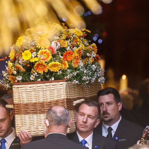 Le cercueil en osier de Brigitte Bardot - Sorties des obsèques de Brigitte Bardot en l'église Paroissiale Notre-Dame-de-l'Assomption de Saint-Tropez, France, le 7 janvier 2026.  Brigitte Bardot, figure emblématique du cinéma français et icône internationale, est décédée le 28 décembre 2025 à l'âge de 91 ans dans sa mythique propriété de La Madrague, à Saint-Tropez (France). Révélée au monde entier par son rôle dans "Et Dieu... créa la femme", elle avait contribué à faire de Saint-Tropez un lieu mondialement connu. L'actrice sera inhumée le 7 janvier 2026 au cimetière marin de Saint-Tropez, aux côtés de son père Louis Bardot (1896-1975) et de sa mère Anne-Marie Mucel (1912-1978). Une cérémonie religieuse se tiendra auparavant dans l'église de Saint-Tropez, où proches, personnalités et anonymes pourront lui rendre un dernier hommage. © Jacovides-Moreau/Bestimage