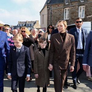 Le prince Albert II de Monaco, le prince Jacques de Monaco, marquis des Baux, La princesse Gabriella de Monaco, comtesse de Carladès, la princesse Charlène de Monaco, et Jean-René Carfantan, maire de Matignon, lors d'une visite à Matignon. © Dominique Jacovides / Bestimage