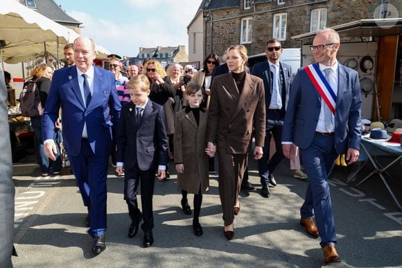 Le prince Albert II de Monaco, le prince Jacques de Monaco, marquis des Baux, La princesse Gabriella de Monaco, comtesse de Carladès, la princesse Charlène de Monaco, et Jean-René Carfantan, maire de Matignon, lors d'une visite à Matignon. © Dominique Jacovides / Bestimage