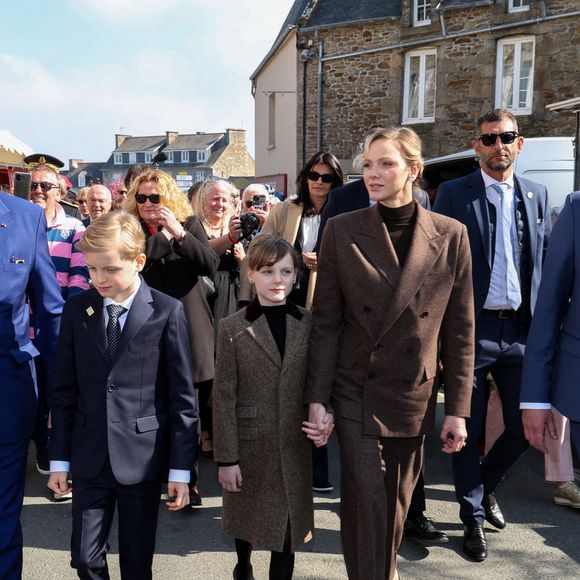 Le prince Albert II de Monaco, le prince Jacques de Monaco, marquis des Baux, La princesse Gabriella de Monaco, comtesse de Carladès, la princesse Charlène de Monaco, et Jean-René Carfantan, maire de Matignon, lors d'une visite à Matignon. © Dominique Jacovides / Bestimage