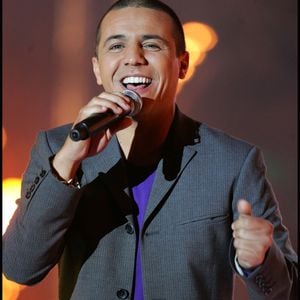 Il vit depuis plusieurs années à Marrakech avec sa femme et leurs deux enfants

Faudel lors de l'émission "Tour en fête" à Bourg en Bresse, le 13 juillet 2007. © Guillaume Gaffiot/Bestimage