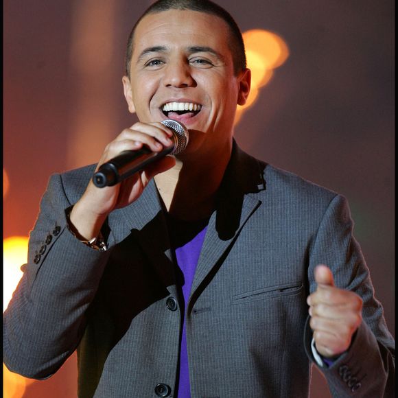 Il vit depuis plusieurs années à Marrakech avec sa femme et leurs deux enfants

Faudel lors de l'émission "Tour en fête" à Bourg en Bresse, le 13 juillet 2007. © Guillaume Gaffiot/Bestimage