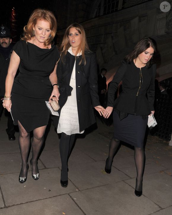 Sarah Ferguson, duchesse d'York et ses filles, la princesse Eugénie d'York et la princesse Béatrice d'York, assistent au lancement de l'exposition 'Valentino : Master Of Couture" à l'ambassade d'Italie à Somerset House, Londres.  ©/PCN/ABACAPRESS.COM