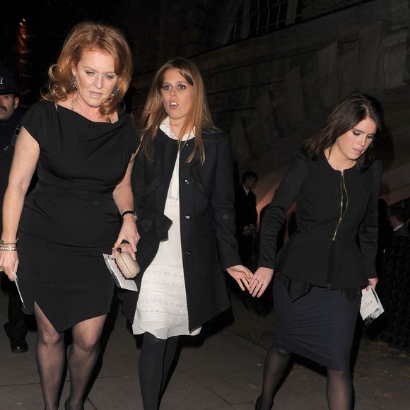 Sarah Ferguson, duchesse d'York et ses filles, la princesse Eugénie d'York et la princesse Béatrice d'York, assistent au lancement de l'exposition 'Valentino : Master Of Couture" à l'ambassade d'Italie à Somerset House, Londres.  ©/PCN/ABACAPRESS.COM