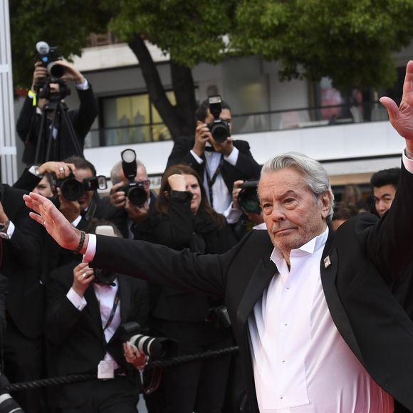 Alain Delon - Montée des marches du film "A Hidden Life" lors du 72ème Festival International du Film de Cannes, le 19 mai 2019. © Panoramic / Bestimage