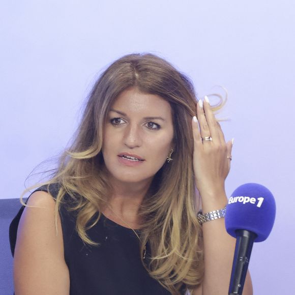 Exclusif - Marlène Schiappa sur le plateau de l'émission "On marche sur la tête", diffusée en direct sur Europe 1. Le 26 août 2024 © Jack Tribeca / Bestimage