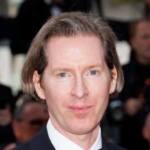 Fidèle à son sens du spectacle, Wes Anderson a fait arriver tout son casting dans un bus, comme une parade.

Wes Anderson à la montée des marches du film « The Phoenician Scheme » lors du 78ème Festival International du Film de Cannes, au Palais des Festivals à Cannes. Le 18 mai 2025. © Jacovides-Moreau / Bestimage