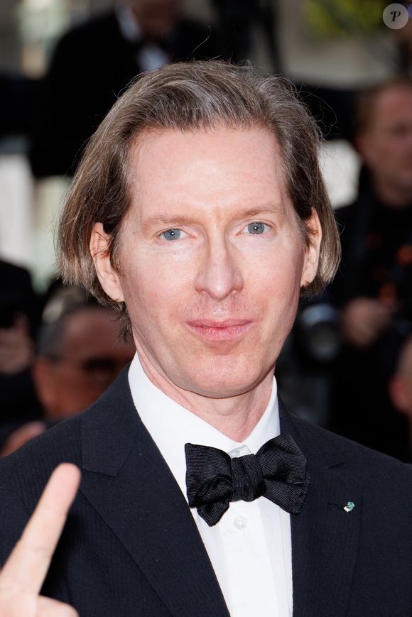 Fidèle à son sens du spectacle, Wes Anderson a fait arriver tout son casting dans un bus, comme une parade.

Wes Anderson à la montée des marches du film « The Phoenician Scheme » lors du 78ème Festival International du Film de Cannes, au Palais des Festivals à Cannes. Le 18 mai 2025. © Jacovides-Moreau / Bestimage