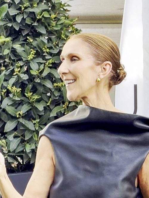 Céline Dion à Paris : Dans une robe asymétrique, elle affiche sa condition impeccable mais surveillée de près