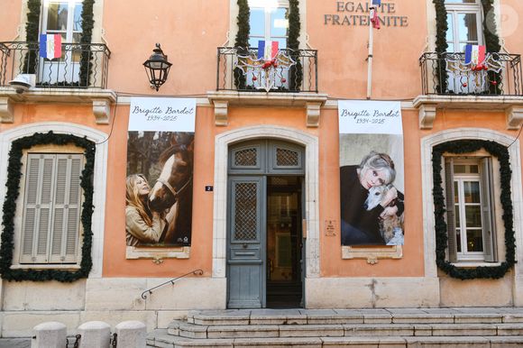 La mairie de Saint Tropez installe deux portraits de Brigitte Bardot sur la façade du bâtiment à Saint Tropez, France, le 30 décembre 2025, suite au décès de l'actrice, chanteuse et militante des droits des animaux à l'âge de 91 ans à son domicile. Photo by ABACAPRESS.COM
