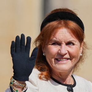 Il était aux côtés de son ex-épouse Sarah Ferguson, qui arborait pour l’occasion un ensemble raffiné en tweed blanc et jupe noire...

Sarah, duchesse d'York, salue la foule alors qu'elle assiste à l'office des matines de Pâques à la chapelle St George au château de Windsor, Berkshire. Royaume-Uni, le dimanche 20 avril 2025.  Photo by Kirsty Wigglesworth/PA Wire/ABACAPRESS.COM