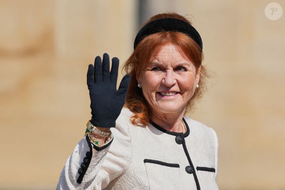 Il était aux côtés de son ex-épouse Sarah Ferguson, qui arborait pour l’occasion un ensemble raffiné en tweed blanc et jupe noire...

Sarah, duchesse d'York, salue la foule alors qu'elle assiste à l'office des matines de Pâques à la chapelle St George au château de Windsor, Berkshire. Royaume-Uni, le dimanche 20 avril 2025.  Photo by Kirsty Wigglesworth/PA Wire/ABACAPRESS.COM