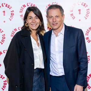 Cécile Duffau (fondatrice de l'association Un rien c'est tout) et Marc-Olivier Fogiel au photocall des invités au dîner de gala de l'association "Un rien c'est tout" au musée de l'armée aux Invalides à Paris le 7 mars 2024.©Bestimage