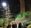 Des milliers de roses blanches étaient illuminées en hommage aux personnes touchées par le cancer.

La princesse de Galles visite le jardin Ever After à l'hôpital Royal Marsden. Le jardin est composé de 30 000 roses illuminées que les membres du public peuvent dédier à un membre de leur famille en soutien à la Royal Marsden Cancer Charity à Londres, Angleterre, Royaume-Uni, le 13 décembre 2025. Photo by Toby Shepheard/Kensington Palace/Avalon/ABACAPRESS.COM