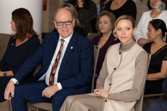 Le prince Albert II de Monaco et la princesse Charlène de Monaco assistent au spectacle de Noël à la crèche de la Croix-Rouge Rosine Sanmori et participent à la traditionnelle distribution de cadeaux de Noël à Monaco. Photo par Olivier Huitel / Pool Monaco / Bestimage