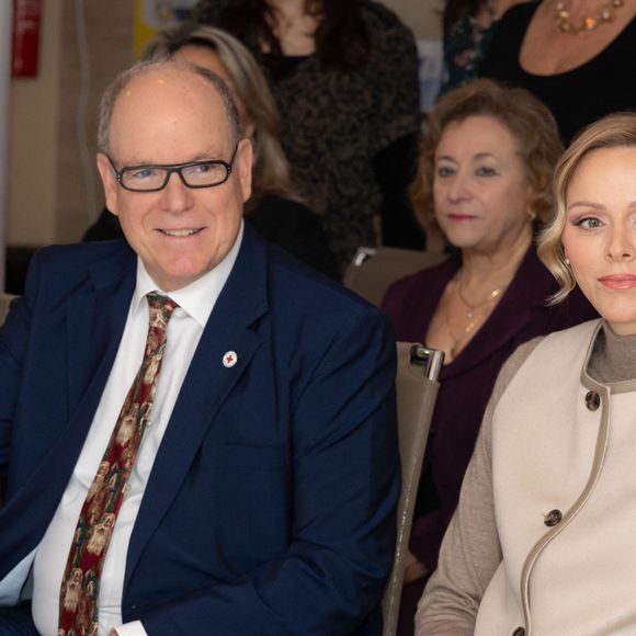 Le prince Albert II de Monaco et la princesse Charlène de Monaco assistent au spectacle de Noël à la crèche de la Croix-Rouge Rosine Sanmori et participent à la traditionnelle distribution de cadeaux de Noël à Monaco. Photo par Olivier Huitel / Pool Monaco / Bestimage