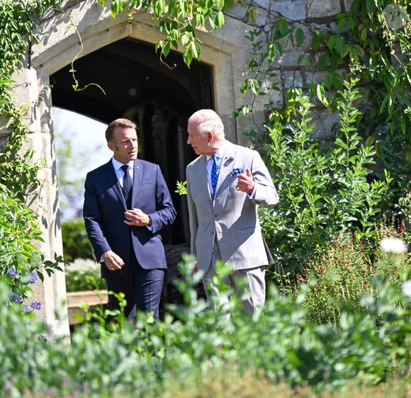 Déambulation d'Emmanuel Macron, président de la République Française, et de la Première dame Brigitte Macron, dans les jardins du château de Windsor avec le roi Charles III d'Angleterre et Camilla Parker Bowles, reine consort, le 9 juillet 2025.  © Jeanne Accorsini / Pool / Bestimage