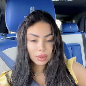 "Si jamais il y a une grande guerre, il faut partir. On est Français. La France, protégez-nous !", avait-elle hardement sollicité, via son compte Snachat. 

Maëva Ghennam le 7 mars 2026 en story Instagram