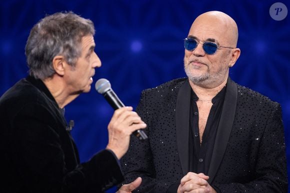Exclusif - Pascal Obispo, Julien Clerc lors de l'enregistrement de l'émission "La Boîte à secrets", présentée par F.Bollaert et diffusée le 2 janvier 2026 sur France 3, dans les studios du Lendit à Saint-Denis, France, le 1er décembre 2025. © Cyril Moreau/Bestimage