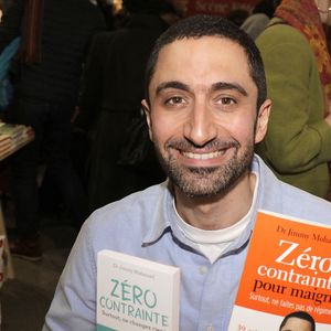 Il a ensuite expliqué qu'il ne fallait pas boire de l'eau qui était restée trop longtemps dans une bouteille plastique.

Jimmy Mohamed au Festival du Livre de Paris 2023 au Grand Palais Éphémère le 23 avril 2023.

© Cédric Perrin / Bestimage