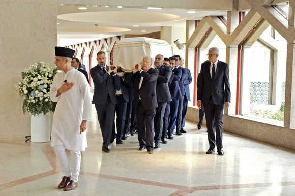 Le Prince Rahim Aga Khan V et le Prince Amyn Aga Khan portent le cercueil de Son Altesse le Prince Karim Aga Khan IV hors du Centre Ismaélien de Lisbonne.  Photo de Bestimage