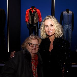 Exclusif - Prix Spécial - Elyette Boudou (Mamie Rock) et Laeticia Hallyday - Vernissage de l'exposition "Johnny Hallyday, l'exposition" au Palais des Expositions à Paris. Le 21 décembre 2023 © Dominique Jacovides / Bestimage