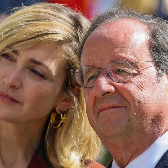 Ils cultivent la discrétion mais choisissent parfois de dévoiler des instants de proximité.

Julie Gayet et François Hollande à Tulle pour commémorer le massacre et la déportation de centaines d'habitants par l'armée allemande pendant la Seconde Guerre mondiale. A Tulle, France, le 10 juin 2024. Photo par JM HAEDRICH/Pool/ABACAPRESS.COM