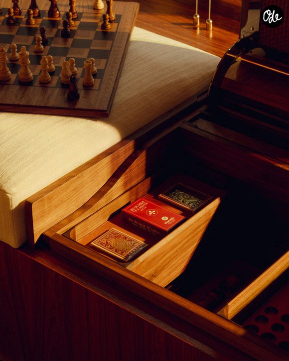Le plus grand voilier du monde a été mis à l'eau pour la première fois.  L'Orient Express Corinthian, d'une longueur de 722 pieds, a effectué sa mise à l'eau : ses débuts officiels sur l'eau.  Après quatre mois et demi d'assemblage par les équipes des Chantiers de l'Atlantique à Saint-Nazaire, le plus grand voilier du monde a quitté le bassin de construction pour rejoindre le chantier d'armement.  Photo by Yves Marchand/Romain Meffre/Nicolas Pougnand/Orient Express/Cover Images/ABACAPRESS.COM