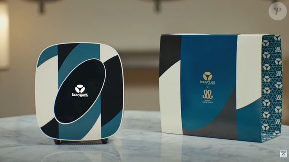 Le design s'inspire des motifs iconiques de la maison, en blanc, noir et bleu Sarah.
Capture d'écran vidéo YouTube Bouygues Telecom