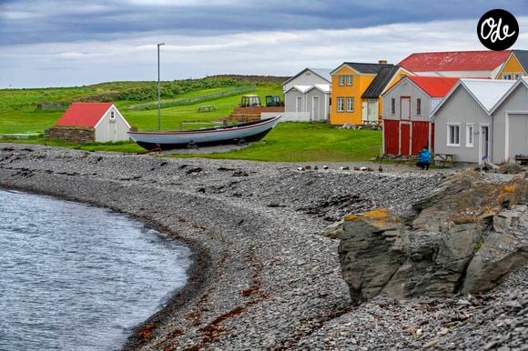 Le coût de la vie s’explique notamment par une forte inflation, une fiscalité élevée et la dépendance aux importations. 

Le 18 juin 2024, parc national de Kejimkujik, Nouvelle-Écosse, Canada : Vue des bâtiments côtiers maisons colorées sur l'île de Vigur, Westfjords, Islande..L'île de Vigur, à une demi-heure de bateau d'ÃsafjÃ¶rÃ°ur dans les Westfjords, est célèbre pour son énorme colonie d'oiseaux. On y trouve notamment des macareux, des eiders, des sternes arctiques, des guillemots noirs et des petits pingouins. (Crédit photo : © Sergi Reboredo/ZUMA Press Wire)