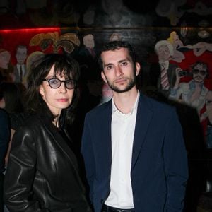Lors de cet événement culturel, elle a pris la pose aux côtés de son fils Théo.

Anne Parillaud et son fils Théo - Personnalités aux Deux Magots pour la 3ème édition du salon du livre à Saint-Germain-des-Prés "Des pages avant la plage" à Paris le 6 juin 2026

© Philippe Baldini / Bestimage