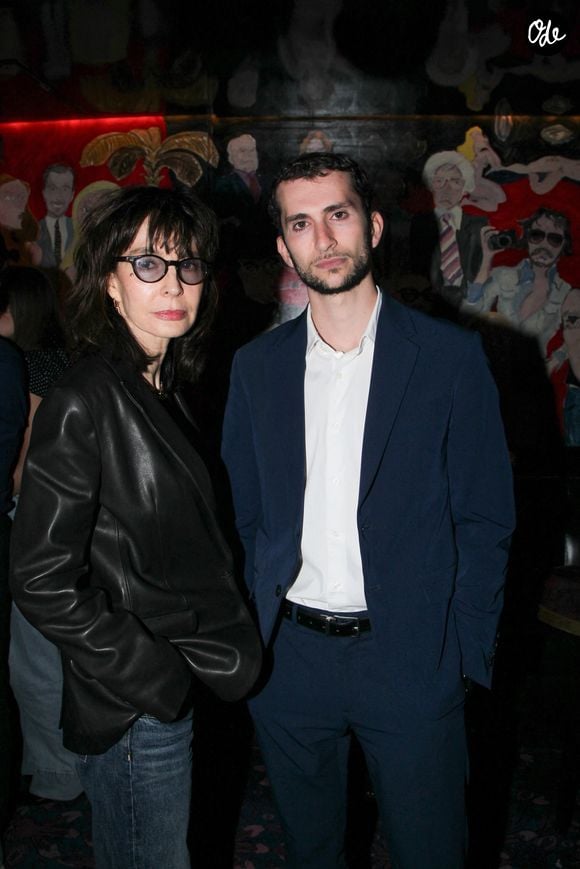 Lors de cet événement culturel, elle a pris la pose aux côtés de son fils Théo.

Anne Parillaud et son fils Théo - Personnalités aux Deux Magots pour la 3ème édition du salon du livre à Saint-Germain-des-Prés "Des pages avant la plage" à Paris le 6 juin 2026

© Philippe Baldini / Bestimage