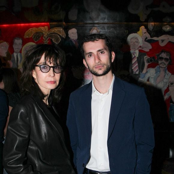 Lors de cet événement culturel, elle a pris la pose aux côtés de son fils Théo.

Anne Parillaud et son fils Théo - Personnalités aux Deux Magots pour la 3ème édition du salon du livre à Saint-Germain-des-Prés "Des pages avant la plage" à Paris le 6 juin 2026

© Philippe Baldini / Bestimage