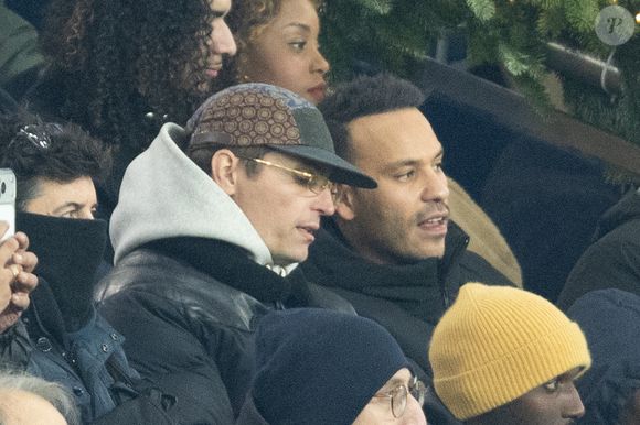 Raphaël Quenard et Mohamed Bouhafsi - Célébrités dans les tribunes lors du match de Ligue des Champions entre le Paris Saint Germain contre Tottenham Hotspur Football Club (5-3) au Parc des Princes à Paris le 26 novembre 2025. © Cyril Moreau/Bestimage