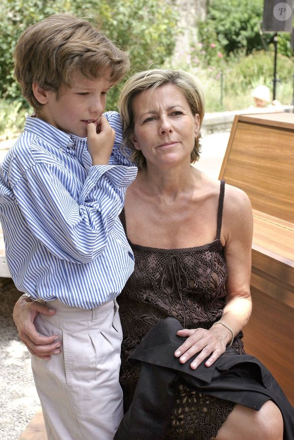 La journaliste Claire Chazal et son fils François à Grignan le 7 juillet 2005.Photo by Gerald Holubowicz/ABACAPRESS.COM