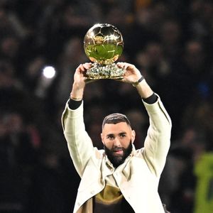 Selon certains abonnés, le joueur français semblerait extrêmement fatigué et méconnaissable.

Karim Benzema présente son Ballon d'Or aux supporters lyonnais à la mi-temps du match OL-Nice au Groupama Stadium de Décines-Charpieu, France, le 11 novembre 2022. © Frédéric Chambert/Panoramic/Bestimage