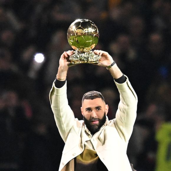 Selon certains abonnés, le joueur français semblerait extrêmement fatigué et méconnaissable.

Karim Benzema présente son Ballon d'Or aux supporters lyonnais à la mi-temps du match OL-Nice au Groupama Stadium de Décines-Charpieu, France, le 11 novembre 2022. © Frédéric Chambert/Panoramic/Bestimage