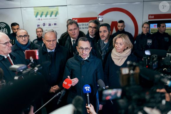 Bruno Retailleau s'adressant à la presse à la station de métro Chatelet-Les Halles à Paris le 6 janvier 2025, lors d'une visite dans le métro souterrain de Paris pour inspecter les mesures de sécurité dans les transports publics. Photo par Alexis Jumeau/ABACAPRESS.COM