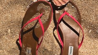 Cet été, la mode est aux tongs ! Ces 5 modèles vont finir de vous convaincre et vous faire complètement oublier les sandales