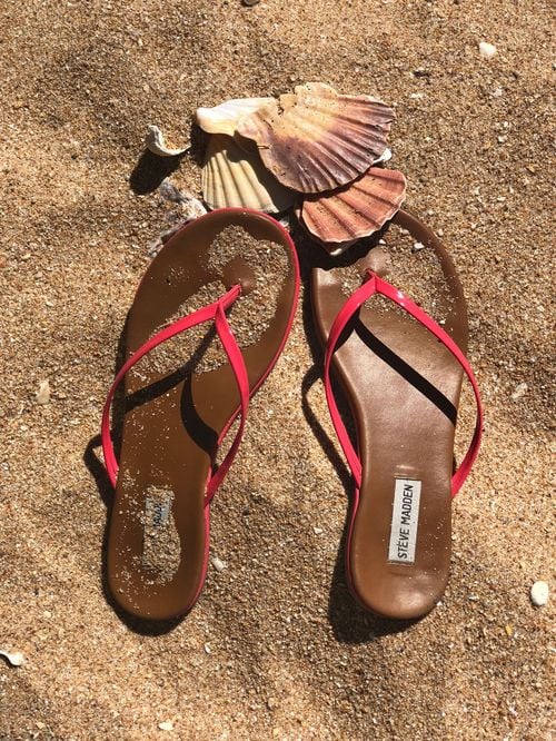 Cet été, la mode est aux tongs ! Ces 5 modèles vont finir de vous convaincre et vous faire complètement oublier les sandales