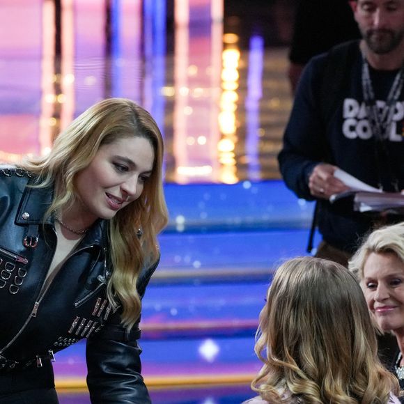 Santa (marraine de l'édition 2025), Félicie, Sophie Davant lors de la deuxième soirée de la 39ème édition du Téléthon sur France 2 aux Studios du Lendit à Saint-Denis, France, le 6 décembre 2025. Les trente heures du Téléthon 2025 s'achèvent sur un compteur de 83,5 millions d'euros. © Anne-Sophie Guebey/Bestimage