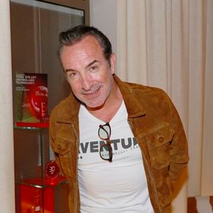 Jean Dujardin - Vernissage de l'exposition photos et du livre "La Boxe fait son cinéma" à l'hôtel Brach à Paris le 23 Septembre 2025. Ces clichés rendent hommage à plus de cinquante acteurs immortalisés dans des scènes où le noble art rencontre le 7ème art. © Christophe Aubert via Bestimage