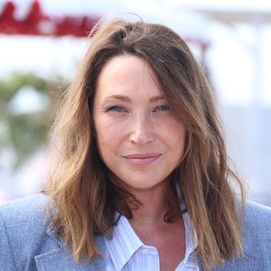 Ce projet pourrait lui offrir une visibilité internationale majeure.

Laura Smet lors du photocall de "Surface" sur la plage du Majestic lors du festival CanneSeries saison 8 à Cannes, France, le 28 avril 2025. © Denis Guignebourg/Bestimage