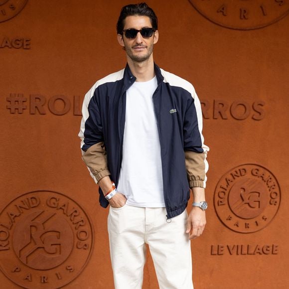Pierre Niney au photocall du village lors des Internationaux de France de Tennis de Roland Garros 2026, à Paris, France, le 5 juin 2026. © Jacovides-Moreau/Bestimage