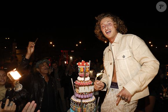 Ce mardi 10 juin 2025, Joalukas Noah a fêté ses 21 ans

Exclusif - Yannick Noah et Joalukas Noah lors de la soirée d'anniversaire de Joalukas Noah, fils de Yannick Noah et Isabelle Camus, pour ses 18 ans à Paris le 10 juin 2022.

© Cyril Moreau / Bestimage