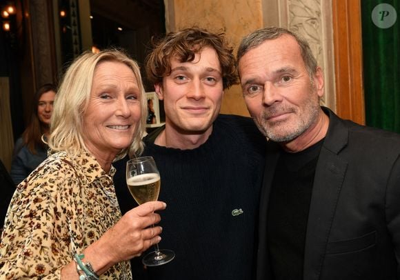 Le fils de Laurent Baffie rejoint la série de TF1
Exclusif - Laurent Baffie avec sa femme Sandrine et son fils Benjamin - Laurent Baffie fête son succès littéraire "1 Million de livres vendus" aux Deux Magots à Paris le 8 mars 2023. © Veeren/Bestimage