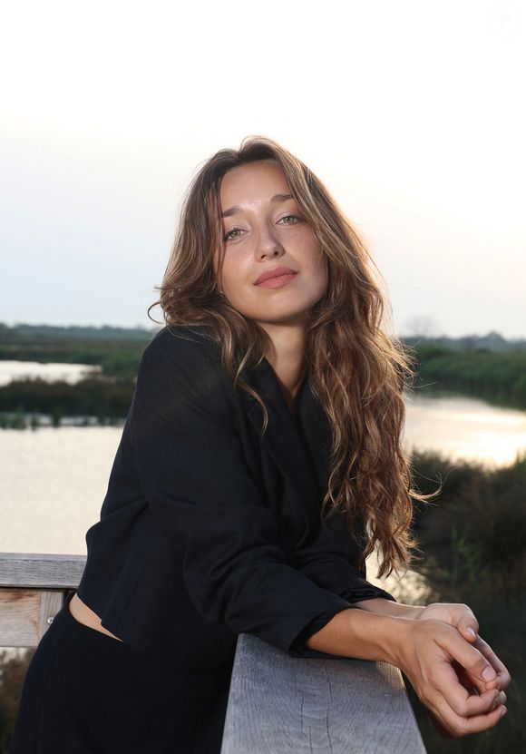 Exclusif - Rendez-vous avec l'actrice Zoï Séverin ("Ici tout commence") à la tour Carbonnière à Saint-Laurent-d'Aigouze, le 3 août 2024.  © Denis Guignebourg / Bestimage