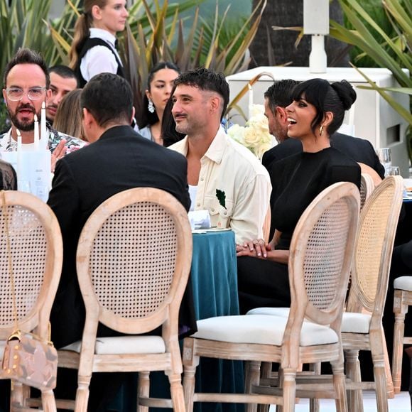 tandis que Jérémy Frérot, a opté de son côté pour une chemise beige sur un t-shirt blanc et un pantacourt crème.

La chanteuse Shy'm et Jérémy Frérot, Jarry - 12ème édition du Gala de charité de Patrick Mouratoglou à la Mouratoglou Academy & Resort à Biot le 21 juin 2026. Ce gala de prestige réunit chaque année les grandes figures du sport, du divertissement et de nombreux donateurs, mobilisés pour soutenir les jeunes talents du tennis mondial. © Bruno Bebert/Bestimage